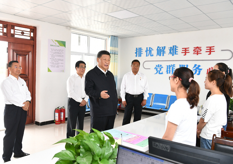 8月19日至22日，中共中央总书记、国家主席、中央军委主席习近平在甘肃考察。这是21日上午，习近平在武威市古浪县黄花滩生态移民区富民新村党群服务中心考察。